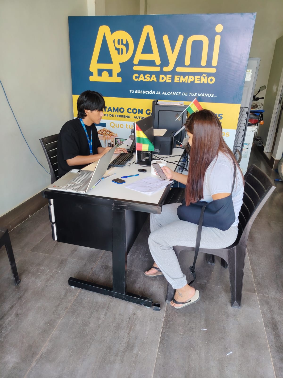 Asesor de Ayni Préstamos atendiendo a un cliente